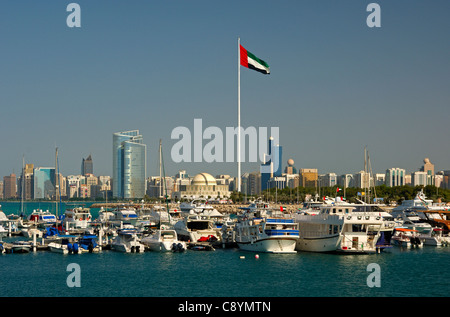 Vista su tutta la marina verso il pennone gigante e il sykline di Abu Dhabi alla Corniche, Abu Dhabi, Emirati Arabi Uniti Foto Stock