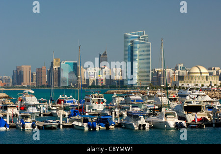 Marina di fronte al Sykline di Abu Dhabi alla Corniche, Abu Dhabi, Emirati Arabi Uniti Foto Stock