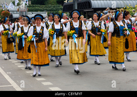 Il gruppo di donne Svizzere in Dirndl vestiti al festival Unspunnenfest, Interlaken, Svizzera Foto Stock