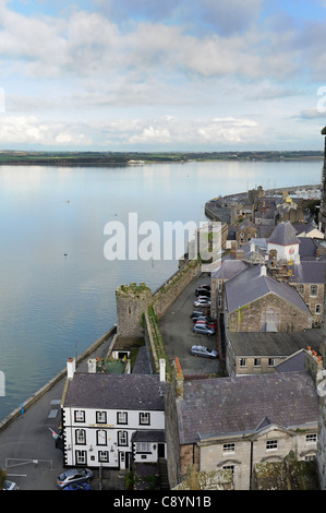 Vista della anglesey pub/hotel e lo Stretto di Menai da Caernarfon Castle gwynedd Galles del nord Foto Stock