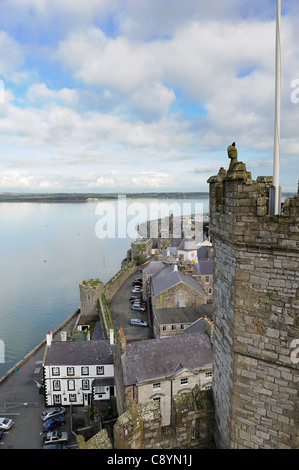 Vista della anglesey pub/hotel e lo Stretto di Menai da Caernarfon Castle gwynedd Galles del nord Foto Stock