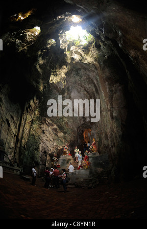 Asia, Vietnam, nei pressi di Da Nang. La grotta più grande di Dong Huyen Khong entro i famosi santuari buddisti al Ngu Hanh Son o ... Foto Stock