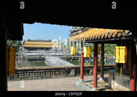 Asia, Vietnam, Tonalità. La cittadella di Hue, Città Imperiale, affacciato su Thai Hoa o pace suprema Palace dal cancello di ingresso Ong Lunedi ... Foto Stock