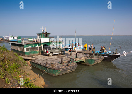 India, Assam, Jorhat, guida auto sulla traversata in traghetto del fiume Brahmaputra per Majuli Island Foto Stock