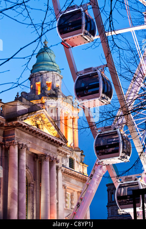 Gli illuminati Belfast ruota e al Municipio di notte, Irlanda del Nord Foto Stock