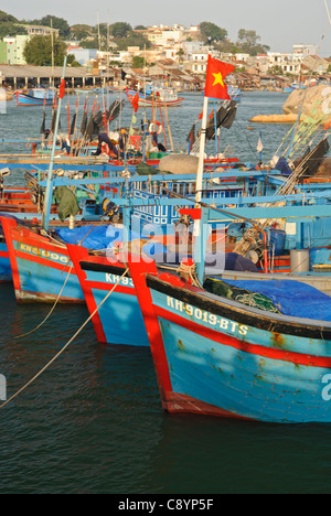 Asia Vietnam Nha Trang. Cai estuario del fiume. Nha Trang la flotta peschereccia mori sul fiume Cai appena a nord del centro della città.... Foto Stock