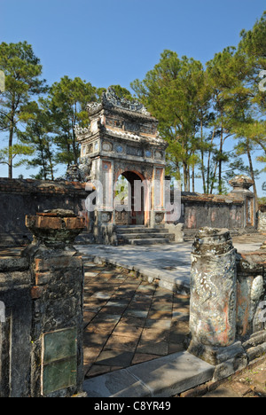 Asia, Vietnam, Tonalità. Tomba di Bao Dais madre Tu Cung. Designato un Sito Patrimonio Mondiale dell'UNESCO nel 1993, la tinta è onorato per il suo ... Foto Stock