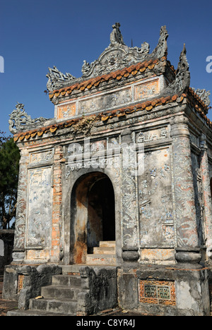 Asia, Vietnam, Tonalità. Tomba di Bao Dais madre Tu Cung. Designato un Sito Patrimonio Mondiale dell'UNESCO nel 1993, la tinta è onorato per il suo ... Foto Stock