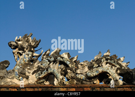 Asia, Vietnam, Tonalità. Tipica decorazione presso la tomba reale di Tu Duc. Designato un Sito Patrimonio Mondiale dell'UNESCO nel 1993, la tinta è h... Foto Stock