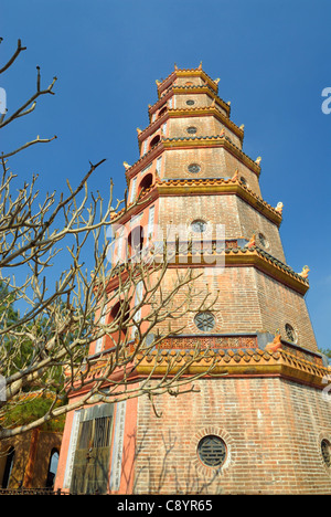 Asia, Vietnam, Tonalità. Thap Phuoc Duyen (fonte di felicità Torre) a Thien Mu (celeste signora Pagoda). Designato dall'UNESCO Giornate Mondiali... Foto Stock
