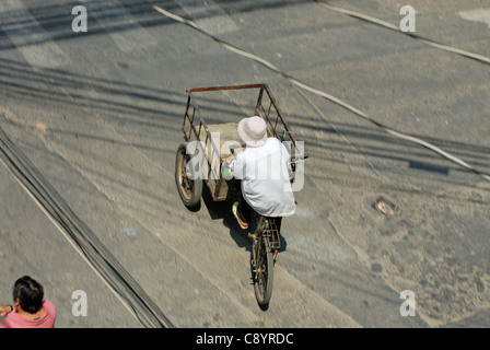 Asia, Vietnam, Città di Ho Chi Minh (Saigon). Tre ruote di bicicletta per il trasporto di merci su Biu Vien San nel backpackers sono... Foto Stock