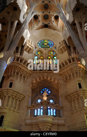 Le finestre di vetro macchiate della Passione facciata in la Basílica y Templo Expiatorio de la Sagrada Familia di Barcellona, Spagna Foto Stock