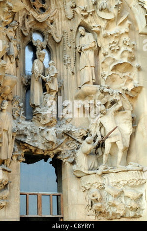 La facciata della Natività, uccisioni di bambini da Erode, Basílica y Templo Expiatorio de la Sagrada Familia di Barcellona, Spagna. Foto Stock