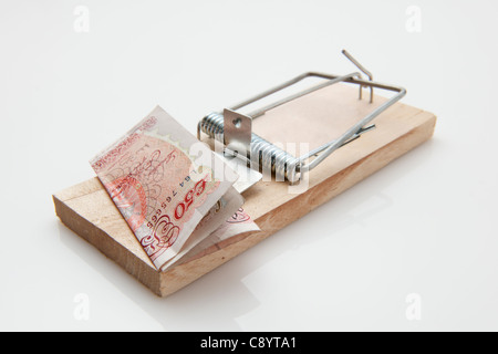 Cinquanta pound nota impostata su un mousetrap su sfondo bianco Foto Stock