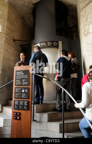 I turisti di entrare il sollevamento di viaggiare fino la facciata della Natività tower, Basílica y Templo Expiatorio de la Sagrada Familia di Barcellona Foto Stock