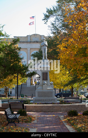 La statua di confederati sulla piazza nel centro di Bentonville, Ark. Foto Stock