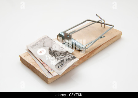 Cinquanta pound nota impostata su un mousetrap su sfondo bianco Foto Stock