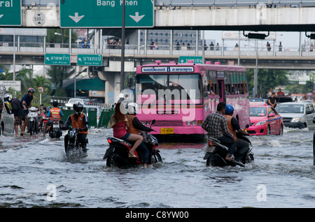 Le inondazioni creano caos nel traffico del centro di Bangkok. Lat Phrao, Bangkok, Thailandia Sabato, 5 novembre 2011. La Thailandia sta vivendo la sua peggiore inondazione in più di 50 anni. © Kraig Lieb Foto Stock