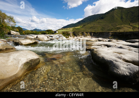 Maruia scende nella valle di Maruia, Isola del Sud, Nuova Zelanda Foto Stock