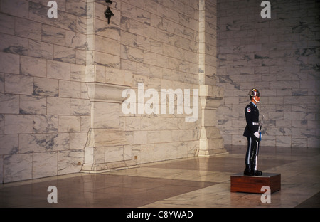 Guardia a Chiang Kai shek Memorial Hall Taipei Taiwan ROC Foto Stock