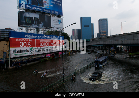 Le inondazioni creano il caos nel traffico del centro di Bangkok. Lad Prao, Bangkok, Thailandia sabato 5 novembre 2011. La Thailandia sta vivendo le sue peggiori inondazioni in più di 50 anni. © Kraig Lieb Foto Stock