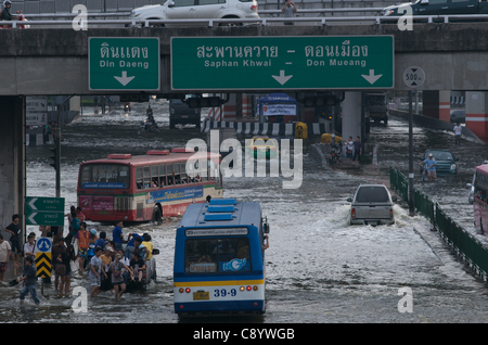 Le inondazioni creano caos nel traffico del centro di Bangkok. Lat Phrao, Bangkok, Thailandia Sabato, 5 novembre 2011. La Thailandia sta vivendo la sua peggiore inondazione in più di 50 anni. © Kraig Lieb Foto Stock