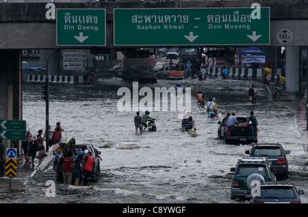 Le inondazioni di creare il caos nel centro cittadino di Bangkok il traffico. Lat Phrao, Bangkok, Thailandia, sabato 5 novembre, 2011. Thailandia sta vivendo la sua peggiore inondazione in più di cinquant'anni. Foto Stock