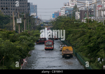 Le inondazioni creano caos nel traffico del centro di Bangkok. Lat Phrao, Bangkok, Thailandia Sabato, 5 novembre 2011. La Thailandia sta vivendo la sua peggiore inondazione in più di 50 anni. © Kraig Lieb Foto Stock