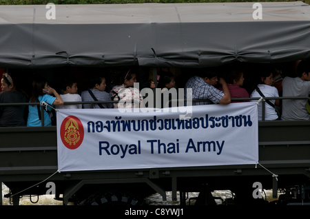 Thai i rifugiati sono salvati sul Royal Thai army truck. Lat Phrao, Bangkok, Thailandia, sabato 5 novembre, 2011. Thailandia sta vivendo la sua peggiore inondazione in più di cinquant'anni. Foto Stock