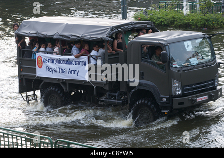 Thai i rifugiati sono salvati sul Royal Thai army truck. Lat Phrao, Bangkok, Thailandia, sabato 5 novembre, 2011. Thailandia sta vivendo la sua peggiore inondazione in più di cinquant'anni. Linea di credito: credito: Kraig Lieb / Alamy Live News. Foto Stock