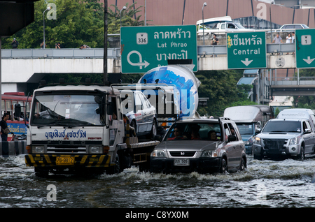 Le inondazioni di creare il caos nel centro cittadino di Bangkok il traffico. Lat Phrao, Bangkok, Thailandia, sabato 5 novembre, 2011. Thailandia sta vivendo la sua peggiore inondazione in più di cinquant'anni. Foto Stock