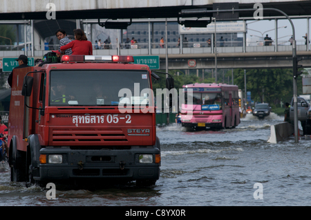 Le inondazioni di creare il caos nel centro cittadino di Bangkok il traffico. Lat Phrao, Bangkok, Thailandia, sabato 5 novembre, 2011. Thailandia sta vivendo la sua peggiore inondazione in più di cinquant'anni. Foto Stock