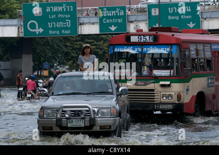 Le inondazioni di creare il caos nel centro cittadino di Bangkok il traffico. Lat Phrao, Bangkok, Thailandia, sabato 5 novembre, 2011. Thailandia sta vivendo la sua peggiore inondazione in più di cinquant'anni. Foto Stock