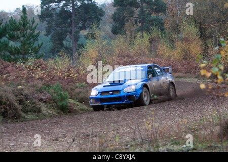 Automobili competere nel Tempest Rally, Eversley. Il Tempest Rally è un giorno di ghiaia tappa rally in Inghilterra del sud. Foto Stock