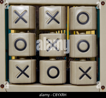 Un tic tac toe gioco ad un parco giochi per bambini Foto Stock