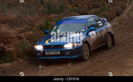 Automobili competere nel Tempest Rally, Eversley. Il Tempest Rally è un giorno di ghiaia tappa rally in Inghilterra del sud. Foto Stock