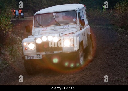 Automobili competere nel Tempest Rally, Eversley. Il Tempest Rally è un giorno di ghiaia tappa rally in Inghilterra del sud. Foto Stock