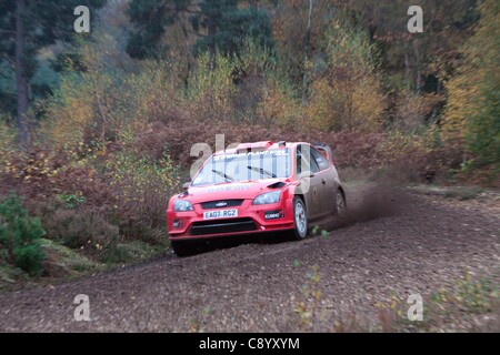 Automobili competere nel Tempest Rally, Eversley. Il Tempest Rally è un giorno di ghiaia tappa rally in Inghilterra del sud. Foto Stock