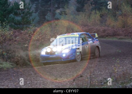 Automobili competere nel Tempest Rally, Eversley. Il Tempest Rally è un giorno di ghiaia tappa rally in Inghilterra del sud. Foto Stock