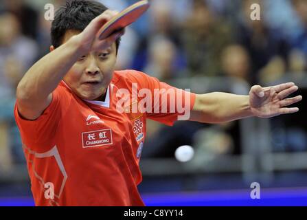 05 11 2011 Magdeburg, Germania. Wang Hao della Cina restituisce la palla a Dimitrij Ovtcharov della Germania durante la mens team Semi Finale in Magdeburg Germania La Cina ha vinto 3 1 ed è entrato il finale Foto Stock