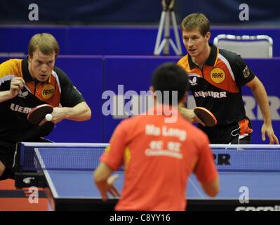 05 11 2011 Magdeburg, Germania. Bastian Steger Patrick albero della Germania compete con Ma Long Wang Hao della Cina durante la mens team Semi Finale in Magdeburg Germania La Cina ha vinto 3 1 ed è entrato il finale Foto Stock