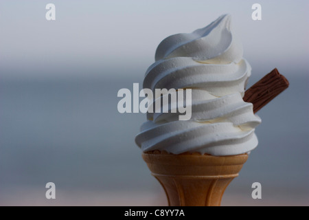 Un 99 gelato in riva al mare Foto Stock
