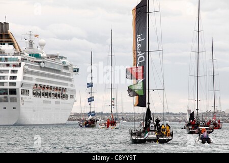 05.11.2011. Alicante, Spagna. EAU Team Abu Dhabi Ocean Racing alla Volvo Ocean Race start in Alicante del porto. Foto Stock