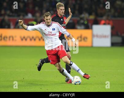 05.11.2011. Bayer 04 Leverkusen vs Hamburg SV nel BayArena. Leverkusens Marcel Jansen e HSV Lars Bender Bayer 04 Foto Stock