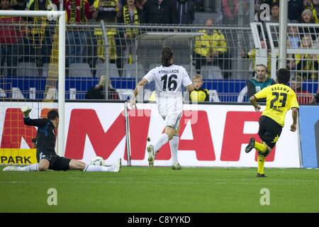 05 11 2011 Bundesliga tedesca. Il Borussia Dortmund contro il VfL Wolfsburg. Shinji Kagawa germogli destro passato portiere Diego Benaglio sinistra e Sotiri Kyrgiakboth per l'obiettivo per 2-0 per il Borussia Dortmund Foto Stock