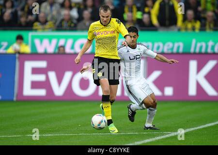 05 11 2011 Bundesliga tedesca. Il Borussia Dortmund contro il VfL Wolfsburg in Signal Iduna Park di Dortmund. Kevin Grossreutz Dortmund è contestata da Josue Wolfsburg Foto Stock