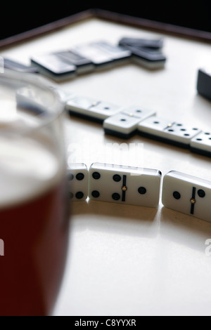 L'effetto domino in una casa pubblica, a Nord Est, Inghilterra. Foto Stock