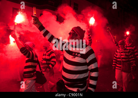 Un Guy Fawkes processione notturna di Lewes, nel Sussex, Inghilterra, si tratta di una celebrazione annuale del tentativo da parte di Guy Fawkes di far esplodere le Case del Parlamento nel 1605 si tiene ogni anno la sera del 5 novembre. Questo è il più grande di Guy Fawkes celebrazioni di notte in Gran Bretagna con fino a 70.000 prendendo parte Foto Stock