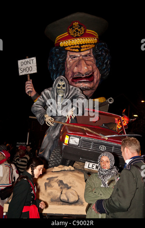 Un gigante effigie dell'ex dittatore libico Muammar Gheddafi è portata in processione attraverso le strade di Lewes durante l annuale di Guy Fawkes Night (Notte dei falò) Celebrazioni, Lewes, Sussex, Inghilterra, 5 novembre 2011. Questo è il più grande di Guy Fawkes celebrazioni di notte in Gran Bretagna con fino a 70.000 prendendo parte Foto Stock