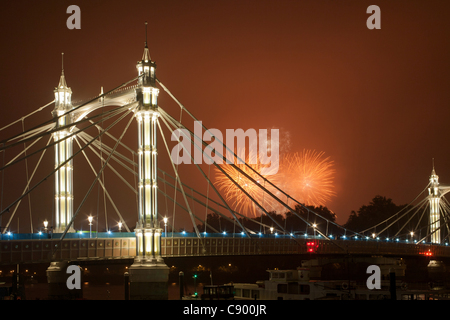 Fuochi d'artificio esplodere durante il Parco di Battersea fuochi d'Artificio celebrando Guy Fawkes notte a Londra, Regno Unito, il 05 novembre 2011 con il ponte di Albert e il fiume Tamigi in primo piano. Foto Stock